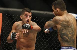 Imagens das lutas e bastidores do UFC 185, em Dallas - Rafael dos Anjos (bermuda azul) venceu Anthony Pettis por deciso unnime e conquistou o cinturo dos leves