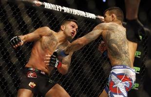 Imagens das lutas e bastidores do UFC 185, em Dallas - Rafael dos Anjos (bermuda azul) venceu Anthony Pettis por deciso unnime e conquistou o cinturo dos leves