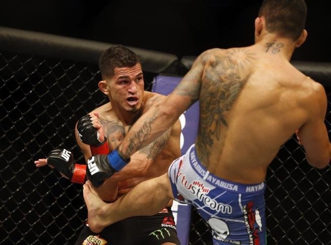 Imagens das lutas e bastidores do UFC 185, em Dallas - Rafael dos Anjos (bermuda azul) venceu Anthony Pettis por deciso unnime e conquistou o cinturo dos leves