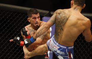 Imagens das lutas e bastidores do UFC 185, em Dallas - Rafael dos Anjos (bermuda azul) venceu Anthony Pettis por deciso unnime e conquistou o cinturo dos leves