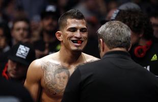 Imagens das lutas e bastidores do UFC 185, em Dallas - Rafael dos Anjos (bermuda azul) venceu Anthony Pettis por deciso unnime e conquistou o cinturo dos leves