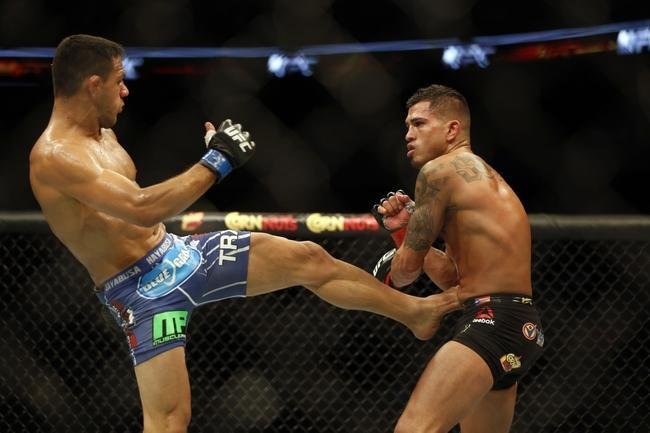 Imagens das lutas e bastidores do UFC 185, em Dallas - Rafael dos Anjos (bermuda azul) venceu Anthony Pettis por deciso unnime e conquistou o cinturo dos leves