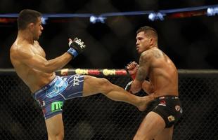 Imagens das lutas e bastidores do UFC 185, em Dallas - Rafael dos Anjos (bermuda azul) venceu Anthony Pettis por deciso unnime e conquistou o cinturo dos leves