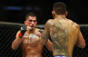 Imagens das lutas e bastidores do UFC 185, em Dallas - Rafael dos Anjos (bermuda azul) venceu Anthony Pettis por deciso unnime e conquistou o cinturo dos leves