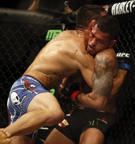 Imagens das lutas e bastidores do UFC 185, em Dallas - Rafael dos Anjos (bermuda azul) venceu Anthony Pettis por deciso unnime e conquistou o cinturo dos leves
