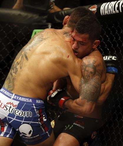 Imagens das lutas e bastidores do UFC 185, em Dallas - Rafael dos Anjos (bermuda azul) venceu Anthony Pettis por deciso unnime e conquistou o cinturo dos leves
