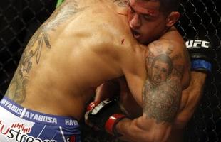 Imagens das lutas e bastidores do UFC 185, em Dallas - Rafael dos Anjos (bermuda azul) venceu Anthony Pettis por deciso unnime e conquistou o cinturo dos leves