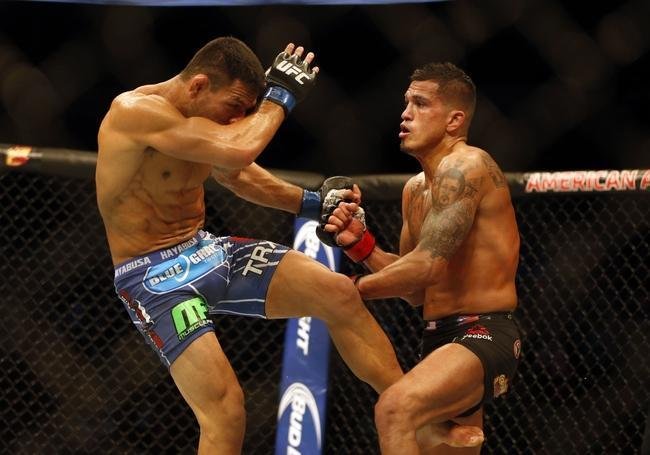 Imagens das lutas e bastidores do UFC 185, em Dallas - Rafael dos Anjos (bermuda azul) venceu Anthony Pettis por deciso unnime e conquistou o cinturo dos leves