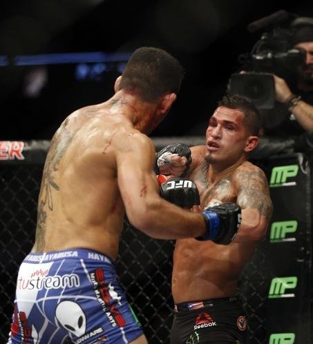 Imagens das lutas e bastidores do UFC 185, em Dallas - Rafael dos Anjos (bermuda azul) venceu Anthony Pettis por deciso unnime e conquistou o cinturo dos leves