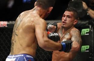 Imagens das lutas e bastidores do UFC 185, em Dallas - Rafael dos Anjos (bermuda azul) venceu Anthony Pettis por deciso unnime e conquistou o cinturo dos leves