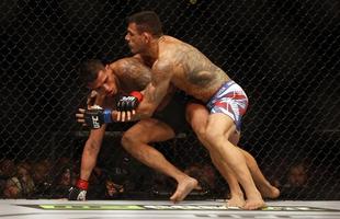 Imagens das lutas e bastidores do UFC 185, em Dallas - Rafael dos Anjos (bermuda azul) venceu Anthony Pettis por deciso unnime e conquistou o cinturo dos leves