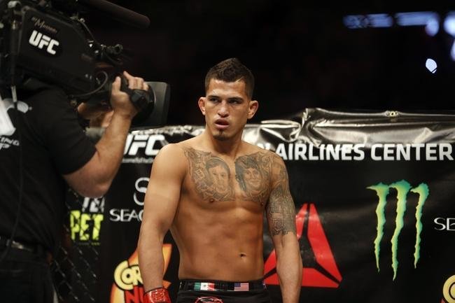 Imagens das lutas e bastidores do UFC 185, em Dallas - Rafael dos Anjos (bermuda azul) venceu Anthony Pettis por deciso unnime e conquistou o cinturo dos leves