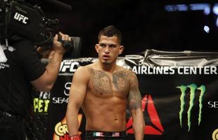 Imagens das lutas e bastidores do UFC 185, em Dallas - Rafael dos Anjos (bermuda azul) venceu Anthony Pettis por deciso unnime e conquistou o cinturo dos leves