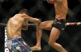 Imagens das lutas e bastidores do UFC 185, em Dallas - Rafael dos Anjos (bermuda azul) venceu Anthony Pettis por deciso unnime e conquistou o cinturo dos leves