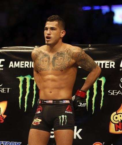Imagens das lutas e bastidores do UFC 185, em Dallas - Rafael dos Anjos (bermuda azul) venceu Anthony Pettis por deciso unnime e conquistou o cinturo dos leves