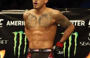 Imagens das lutas e bastidores do UFC 185, em Dallas - Rafael dos Anjos (bermuda azul) venceu Anthony Pettis por deciso unnime e conquistou o cinturo dos leves