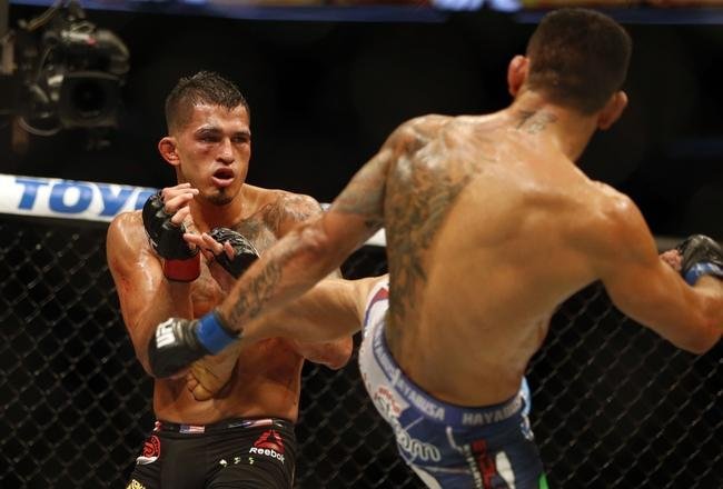 Imagens das lutas e bastidores do UFC 185, em Dallas - Rafael dos Anjos (bermuda azul) venceu Anthony Pettis por deciso unnime e conquistou o cinturo dos leves
