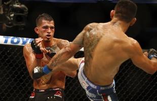 Imagens das lutas e bastidores do UFC 185, em Dallas - Rafael dos Anjos (bermuda azul) venceu Anthony Pettis por deciso unnime e conquistou o cinturo dos leves