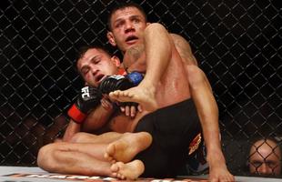 Imagens das lutas e bastidores do UFC 185, em Dallas - Rafael dos Anjos (bermuda azul) venceu Anthony Pettis por deciso unnime e conquistou o cinturo dos leves