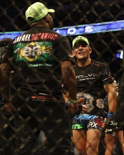 Imagens das lutas e bastidores do UFC 185, em Dallas - Rafael dos Anjos (bermuda azul) venceu Anthony Pettis por deciso unnime e conquistou o cinturo dos leves