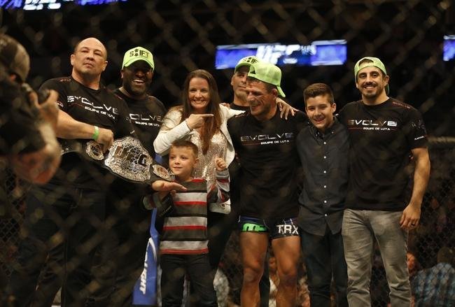 Imagens das lutas e bastidores do UFC 185, em Dallas - Rafael dos Anjos (bermuda azul) venceu Anthony Pettis por deciso unnime e conquistou o cinturo dos leves