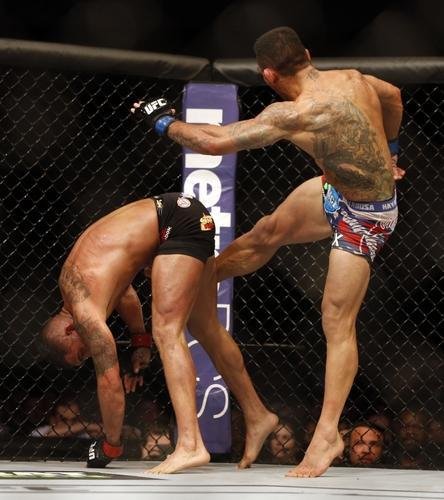 Imagens das lutas e bastidores do UFC 185, em Dallas - Rafael dos Anjos (bermuda azul) venceu Anthony Pettis por deciso unnime e conquistou o cinturo dos leves