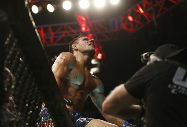 Imagens das lutas e bastidores do UFC 185, em Dallas - Rafael dos Anjos (bermuda azul) venceu Anthony Pettis por deciso unnime e conquistou o cinturo dos leves