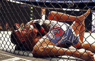 Imagens das lutas e bastidores do UFC 185, em Dallas - Rafael dos Anjos (bermuda azul) venceu Anthony Pettis por deciso unnime e conquistou o cinturo dos leves