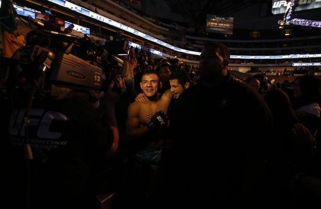 Imagens das lutas e bastidores do UFC 185, em Dallas - Rafael dos Anjos (bermuda azul) venceu Anthony Pettis por deciso unnime e conquistou o cinturo dos leves