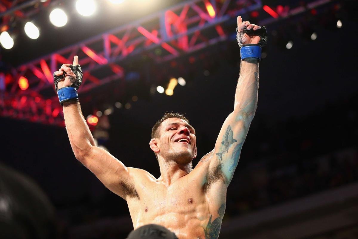 Imagens das lutas e bastidores do UFC 185, em Dallas - Rafael dos Anjos (bermuda azul) venceu Anthony Pettis por deciso unnime e conquistou o cinturo dos leves