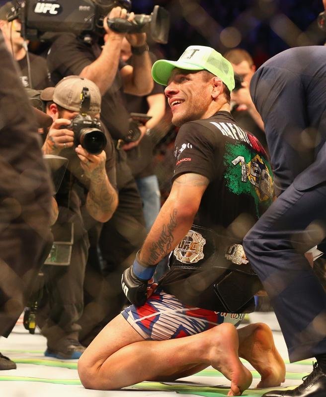 Imagens das lutas e bastidores do UFC 185, em Dallas - Rafael dos Anjos (bermuda azul) venceu Anthony Pettis por deciso unnime e conquistou o cinturo dos leves