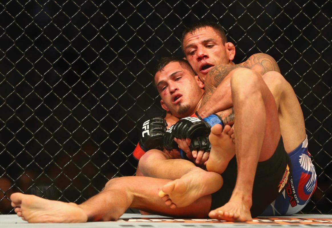 Imagens das lutas e bastidores do UFC 185, em Dallas - Rafael dos Anjos (bermuda azul) venceu Anthony Pettis por deciso unnime e conquistou o cinturo dos leves