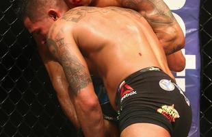 Imagens das lutas e bastidores do UFC 185, em Dallas - Rafael dos Anjos (bermuda azul) venceu Anthony Pettis por deciso unnime e conquistou o cinturo dos leves