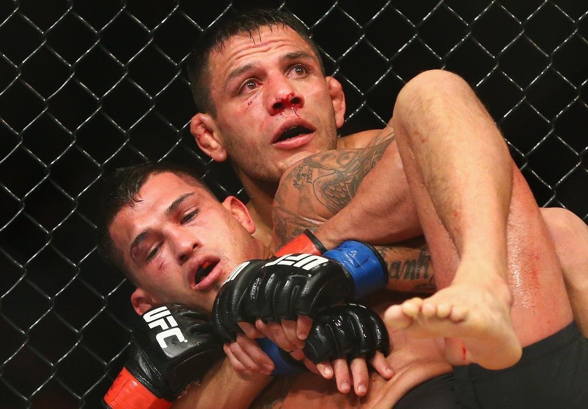 Imagens das lutas e bastidores do UFC 185, em Dallas - Rafael dos Anjos (bermuda azul) venceu Anthony Pettis por deciso unnime e conquistou o cinturo dos leves