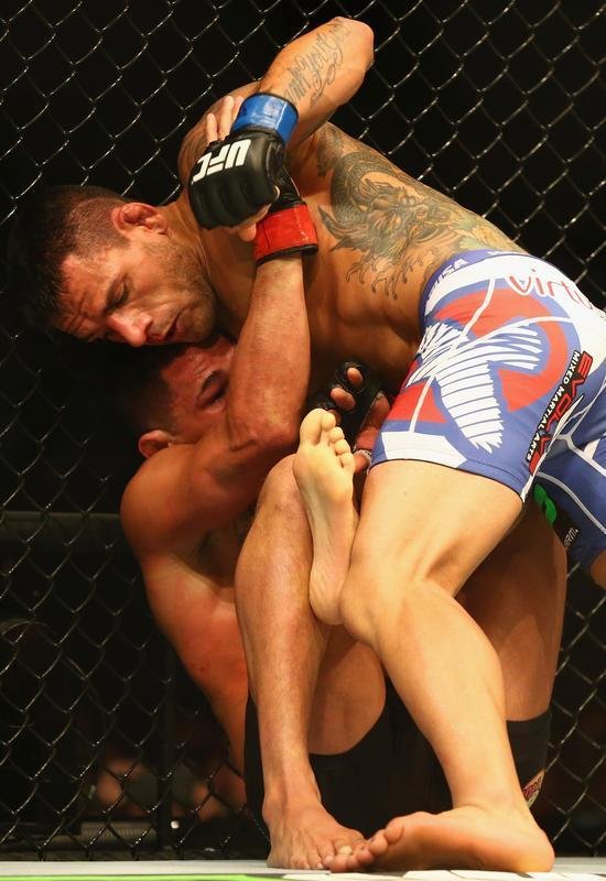 Imagens das lutas e bastidores do UFC 185, em Dallas - Rafael dos Anjos (bermuda azul) venceu Anthony Pettis por deciso unnime e conquistou o cinturo dos leves