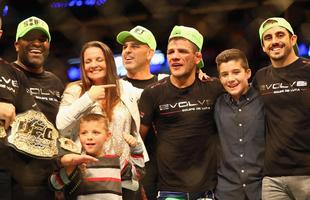 Imagens das lutas e bastidores do UFC 185, em Dallas - Rafael dos Anjos (bermuda azul) venceu Anthony Pettis por deciso unnime e conquistou o cinturo dos leves