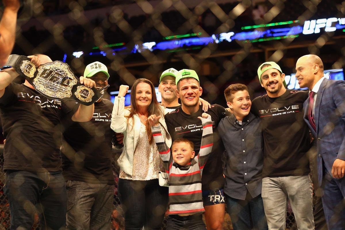 Imagens das lutas e bastidores do UFC 185, em Dallas - Rafael dos Anjos (bermuda azul) venceu Anthony Pettis por deciso unnime e conquistou o cinturo dos leves