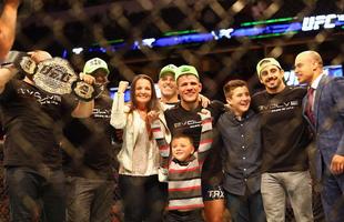 Imagens das lutas e bastidores do UFC 185, em Dallas - Rafael dos Anjos (bermuda azul) venceu Anthony Pettis por deciso unnime e conquistou o cinturo dos leves