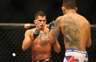 Imagens das lutas e bastidores do UFC 185, em Dallas - Rafael dos Anjos (bermuda azul) venceu Anthony Pettis por deciso unnime e conquistou o cinturo dos leves