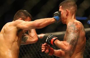 Imagens das lutas e bastidores do UFC 185, em Dallas - Rafael dos Anjos (bermuda azul) venceu Anthony Pettis por deciso unnime e conquistou o cinturo dos leves