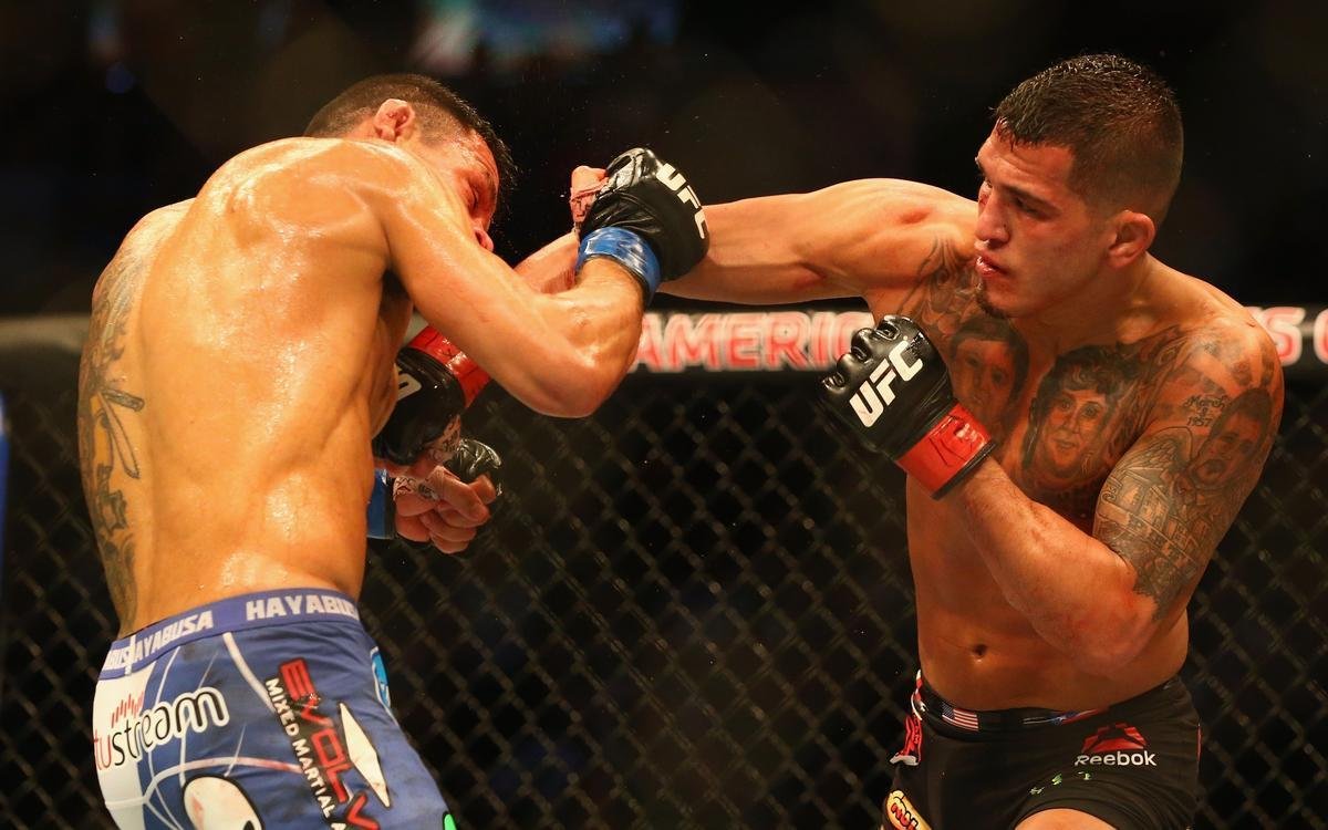 Imagens das lutas e bastidores do UFC 185, em Dallas - Rafael dos Anjos (bermuda azul) venceu Anthony Pettis por deciso unnime e conquistou o cinturo dos leves