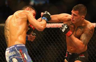 Imagens das lutas e bastidores do UFC 185, em Dallas - Rafael dos Anjos (bermuda azul) venceu Anthony Pettis por deciso unnime e conquistou o cinturo dos leves