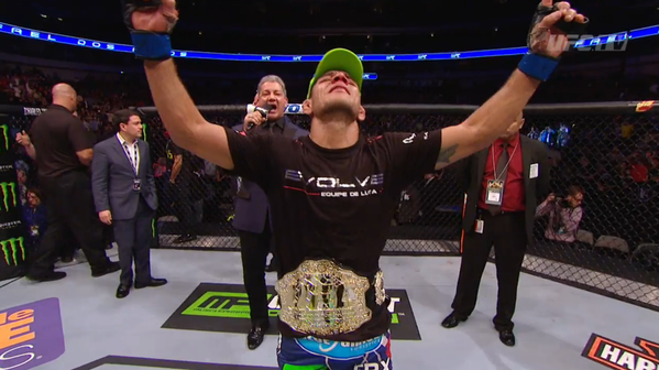 Imagens das lutas e bastidores do UFC 185, em Dallas - Rafael dos Anjos (bermuda azul) venceu Anthony Pettis por deciso unnime e conquistou o cinturo dos leves