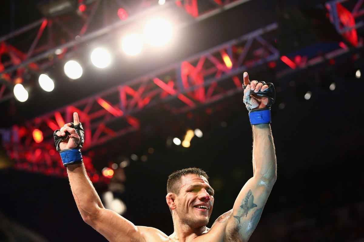 Fotos da vitria de Rafael dos Anjos, que valeu o cinturo dos leves do UFC