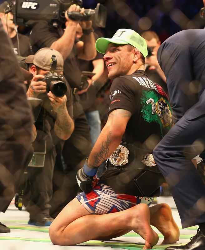 Fotos da vitria de Rafael dos Anjos, que valeu o cinturo dos leves do UFC