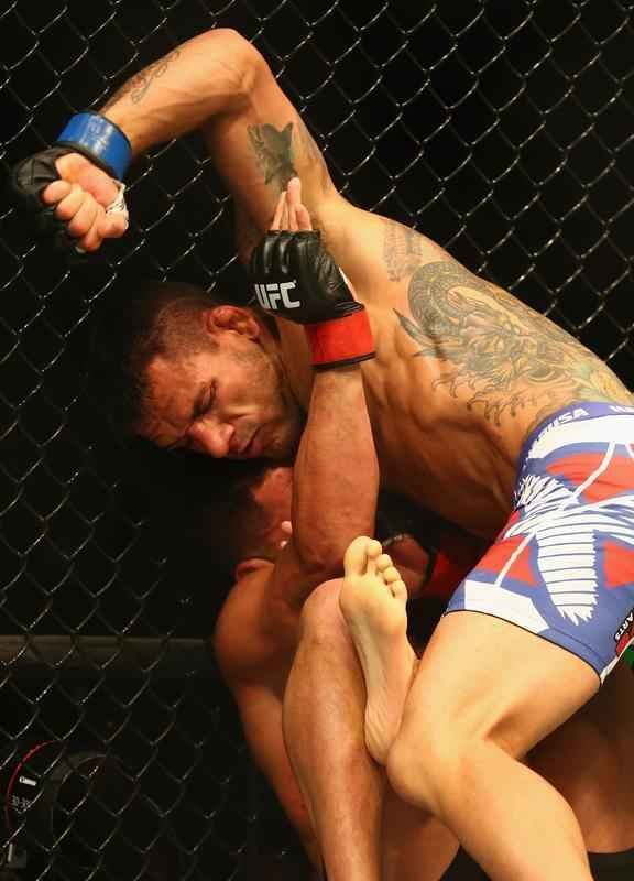 Fotos da vitria de Rafael dos Anjos, que valeu o cinturo dos leves do UFC