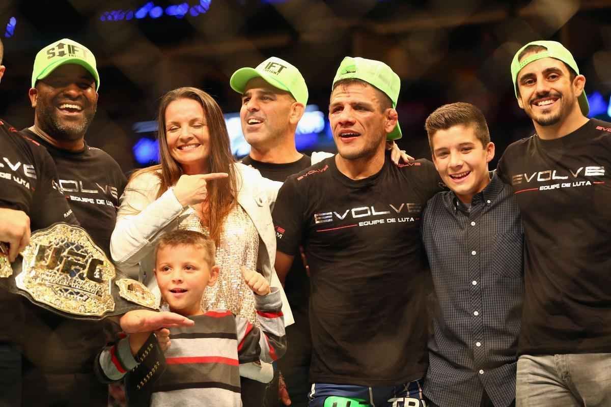 Fotos da vitria de Rafael dos Anjos, que valeu o cinturo dos leves do UFC