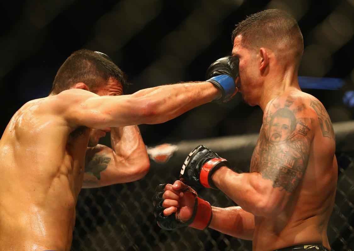 Fotos da vitria de Rafael dos Anjos, que valeu o cinturo dos leves do UFC