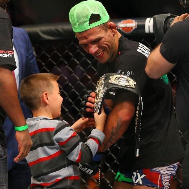 Fotos da vitria de Rafael dos Anjos, que valeu o cinturo dos leves do UFC