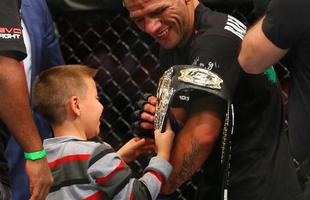 Fotos da vitria de Rafael dos Anjos, que valeu o cinturo dos leves do UFC